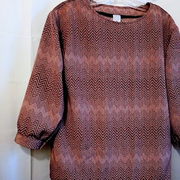 Nwt Round neck Chevron Pullover Blouse M Burgundy Pink 3/4 sleeve Button cuffs - Picture 3 of 9